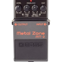 Šedý efekt pedál s nápisy Metal Zone a MT-2. Na horní části jsou čtyři ovládací knoflíky s popisky LEVEL, EQUALIZER (HIGH, LOW, MIDDLE, MID FREQ) a D…