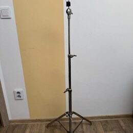 Kovový mikrofonní stojan s chromovaným povrchem a tříramennou základnou. Stojan je vybaven dvěma utahovacími šrouby pro regulaci výšky a držákem v ho…