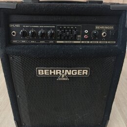 Černý basový kombo zesilovač značky BEHRINGER v textilním potahu. Na horním ovládacím panelu je nápis BXL450 45-WATT 2-CHANNEL BASS WORKSTATION a ovl…