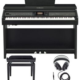 Černý digitální piano s klaviaturou a přívodním stojanem. Na horní části je bílý nápis YAMAHA a nad klaviaturou se nachází ovládací panel s displejem…