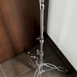 Stříbrný kovový mikrofonní stojan s trojnožkou. Horní část je zakončena černým plastovým držákem s červeným knoflíkem. Stojan má v několika místech s…