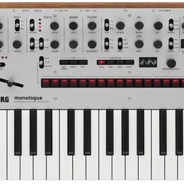 Stříbro-šedý monofonní analogový syntetizátor s klaviaturou a dřevěnými bočními panely. Na předním panelu je nápis KORG monologue MONOPHONIC ANALOGUE…