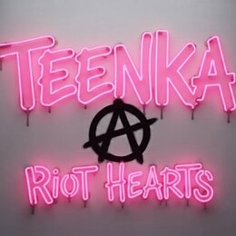Na bílé stěně je umístěna růžová neonová nápis s textem TEENKA v horní části a RIOT HEARTS v dolní části. Mezi nimi se nachází černé symbol anarchie…