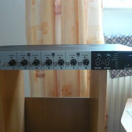 Stříbrné rackové audio rozhraní s nápisem USB AUDIO INTERFACE a označením modelu UR 18+. Přední panel obsahuje osm vstupních kanálů s ovládacími prvk…