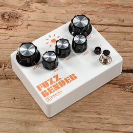Bílý efekt pedál s nápisem FUZZ BENDER a logem KEELEY ELECTRONICS. Na horní straně se nachází pět černých otočných ovladačů s kovovými vršky a popisk…