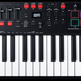 Černý MIDI kontrolér s klávesnicí. Na horním panelu jsou vidět posuvníky, červená tlačítka a sekce s nápisy M-AUDIO, SMART CHORD a OXYGEN PRO 43. V p…
