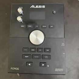 Černý elektronický modul Alesis Forge Advanced Drum Module. Na přední straně jsou dva ovratové knoflíky s nápisy MASTER VOLUME a PHONES, displej, zap…