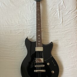 Černá elektrická kytara s tmavým hmatníkem a bílými ladícími kolíky. Na hlavě je viditelné logo Yamaha. Tělo má dva humbuckery, jednu tónovou a jednu…