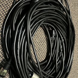 Černý srolovaný kabel s konektory typu XLR na obou koncích. Na povrchu kabelu je viditelný bílý nápis SOUND LOW NOISE CABLE. Konektory jsou vyrobeny…