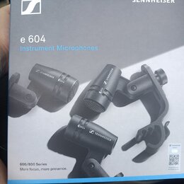 Fotografie znázorňuje krabici od mikrofonů s nápisy e 604 a Instrument Microphones. Na obalu jsou zobrazeny tři černé mikrofony s logem SENNHEISER a…