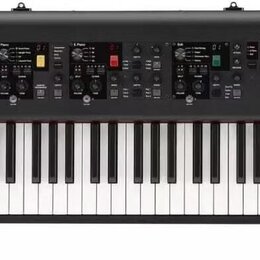 Černý digitální klavír s 88 klávesami. Na levé straně je bílé logo YAMAHA a vpravo nápis STAGE PIANO CP88. Horní panel obsahuje displej, řadu tlačíte…