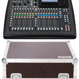 Černý digitální mixážní pult s řadou posuvníků, tlačítek a integrovaným displejem v pravém horním rohu. V horní části jsou vidět nápisy "SENS" a "GAI…