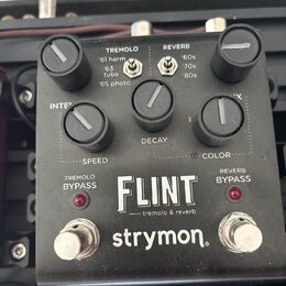 Černý kytarový efekt pedál s nápisy FLINT, tremolo & reverb a značkou strymon. Na horní části jsou tři černé ovládací knoflíky s popisky SPEED, DECAY…