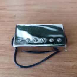 Stříbrný kovový snímač s pěti viditelnými šrouby v řadě. V pravém dolním rohu je nápis Seymour Duncan. Snímač je zabalen v průhledné plastové fólii a…