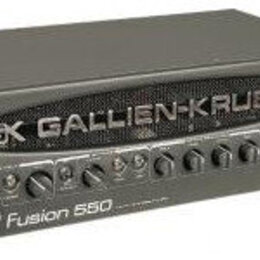 Šedý basový zesilovač v kovovém šasi s úchytmi po obou stranách. Na předním panelu je nápis GK GALLIEN-KRUEGER a modelové označení Fusion 550. Zaříze…