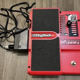 Červený efekt pedál s výrazným černým stupněm a nápisy Digitech a WHAMMY. Na horním ovládacím panelu jsou přepínače pro Harmony (OCT↓, OCT↑, 5TH↓, 4T…