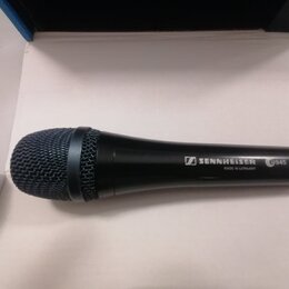 Černý dynamický mikrofon s kovovou síťkou. Na těle je bílý nápis SENNHEISER, označení modelu e945 a drobný text MADE IN GERMANY. Povrch mikrofonu je…