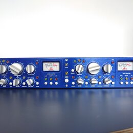 Modrý rackový kompresor a limiter značky dbx, model 160S. Přední panel obsahuje dva VU metry s logem dbx, několik otočných ovladačů a řadu tlačítek.…