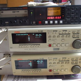 Tři stohované rackové jednotky značky Fostex. Horní zařízení je černý DVD MULTITRACK RECORDER s označením DV824, který má v displeji nápis No files!-…