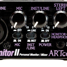 Černý osobní monitor a mixér s nápisem MYMonitor II Personal Monitor / Mixer ARTccessories™. Zařízení má čtyři otočné ovladače s bílými ukazovateli a…