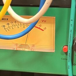 Zelený rackový přístroj s nápisem Photo Optical Stereo Compressor SC2.2. Na předním panelu jsou čtyři černé otočné ovladače s popisky Input Gain, Slo…