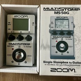 Stříbrný efektový pedál Zoom MULTISTOMP MS-50G for Guitar v originální krabici. Zařízení má digitální displej, tři otočné ovladače a stoupací spínač.…