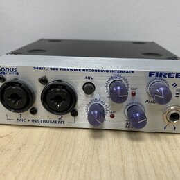 Stříbrné audio rozhraní s černým horním krytem. Na předním panelu jsou nápisy PreSonus DIGITAL audio, 24BIT / 96K FIREWIRE RECORDING INTERFACE a FIRE…
