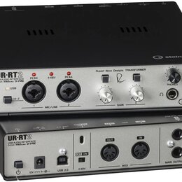 Dvě stohované USB audio rozhraní Steinberg UR-RT2 v černo-stříbrném provedení. Na předním panelu horního zařízení jsou nápisy UR-RT2, USB AUDIO INTER…