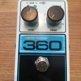 Bílý kytarový pedál s nápisy nano looper a 360 v modrém rámečku. V horní části jsou dva černé oválové knoflíky s popisky LEVEL a LOOP, nad nimi nápis…