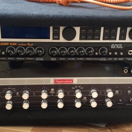 Černý rack s třemi zařízeními. Horní jednotka nese nápisy E-MAJOR a tc electronic, prostřední je kytarový zesilovač s nápisy TUBE PREAMP 530 modern R…