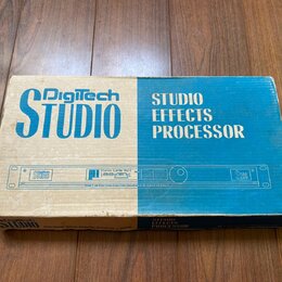 Kartonová krabice s modro-bílým potiskem. Na horní části je nápis Digitech STUDIO a STUDIO EFFECTS PROCESSOR. V prostřední části je znázorněn přístro…