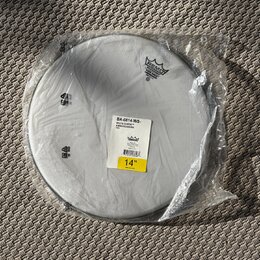 Bílá bubenová koženka v originální plastové obalovce. Na povrchu je logo REMO s nápisem "AMBASSADORS WHITE SUEDE COATED". Na přilepené štítku je uved…