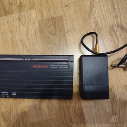 Černý bezdrátový přijímač s nápisy SEKAKU, Wireless Mic. Receiver Diversity WR-102DR a kontrolkami POWER ON, DIVERSITY A—B a AUDIO PEAK. Na horní str…