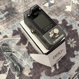 Černý kytarový pedál s nápisy DITTO+ LOOPER a tc electronic v kovovém šasi. Zařízení leží na bílém originálním krabici s identickými nápisy DITTO+ LO…
