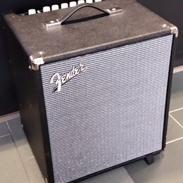 Černý kytarový kombo zesilovač s texturovaným povrchem a šedou přední tkaninou. Na mřížce je umístěno bílé logo Fender. Horní panel obsahuje ovládací…