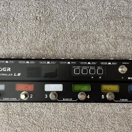 Černý MIDI kontrolér s nápisem MOOER a označením PEDAL CONTROLLER L6. Zařízení má šest stupňovatelných spínačů s barevným podsvícením a čtyři ovládac…
