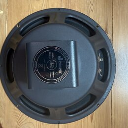 Zadní strana černého reproduktoru s kovovým rámem. Uprostřed je kulatý štít s nápisy JENSEN INDUSTRIES SPEAKERS DIVISION, Alnico Magnet, Jensen, Spec…