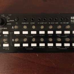 Černý sekvencer KORG SQ-1 STEP SEQUENCER s kovovým povrchem. Zařízení obsahuje dvě řady bílých tlačítek, několik ovládacích knofíků a řadu výstupů s…