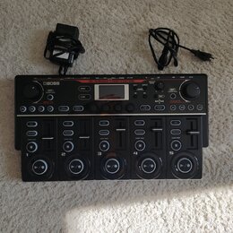 Černý loop station s nápisem BOSS RC-505mkII LOOP STATION. Zařízení obsahuje pět ovládacích knofíků, displej a řadu tlačítek pro efektové funkce. K p…