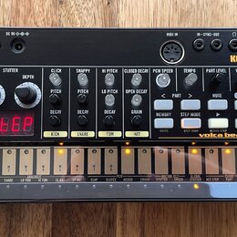 Černý elektronický drum machine s nápisem KORG a modelem volta beats. Zařízení obsahuje červený digitální displej, řadu bílých tlačítek a ovládacích…