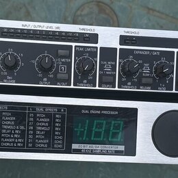 Dvě rackové jednotky v kovovém šasi. Horní zařízení nese nápisy COMPOSER PRO, MODE INTERACTIVE DYNAMICS PROCESSOR MDX 2200 s ovládacími prvky pro Exp…