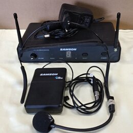 Černý bezdrátový systém značky SAMSON. Sestává z přijímače s nápisem SAMSON a Wireless Receiver, vysílače s nápisem SAMSON a označením CB20 a hlavníh…