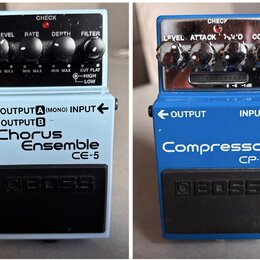 Dvě efektové pedály značky BOSS. Levý pedál je světle modrý s nápisy Chorus Ensemble a CE-5, má čtyři černé oválné knoflíky s popisky LEVEL, RATE, DE…
