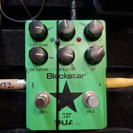 Zelený kytarový pedál s nápisy Blackstar, LT DUAL. Obsahuje šest černých otočných ovladačů s popisky CH 1 GAIN, H 2 GAIN, TONE, CH 1 LEVEL, H 2 LEVEL…