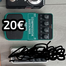Fotografie zobrazuje čtyři efektové pedály pro kytaru. Horní černý pedal má nápisy THE DUELLIST, DRIVE-A, DRIVE-B, FAT STOCK GLASS a HEAVY-HAND. Druh…
