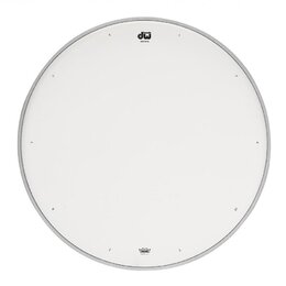 Bílá kruhová bubenová kože v kovovém obruči. V horní části je černé logo DW a nápis "MADE IN USA". V dolní části se nachází malé logo s nápisem "REMO…