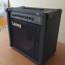 Černý kytarový kombo zesilovač s kovovou ochrannou mřížkou před reproduktorem. Na předním panelu je bílý nápis Laney a vpravo označení GC50. Horní ov…