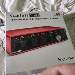 Fotografie znázorňuje bílou krabici s produktovou fotografií červeného audio rozhraní. Na krabici jsou nápisy Scarlett 18i8, THIRD-GENERATION 18-IN,…
