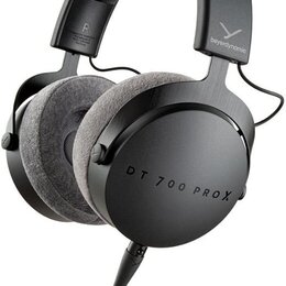 Černá uzavřená velká sluchátka s šedými polstrováním ušnic. Na vnější straně náušníku je nápis DT 700 PRO X a na hlavním oblouku logo beyerdynamic. P…