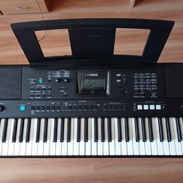 Černý digitální klavír s bílými a černými klávesami. Na horním panelu je nápis YAMAHA, modelové označení PSR-E473 a řada ovládacích tlačítek s popisk…
